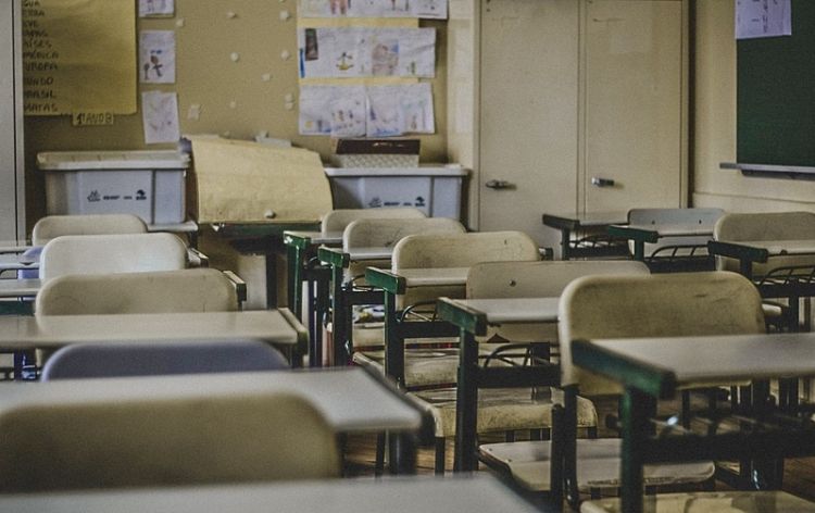 Os dados deixam claro que o retorno às aulas neste momento da pandemia também pode ser um tiro no pé no Brasil - Reprodução