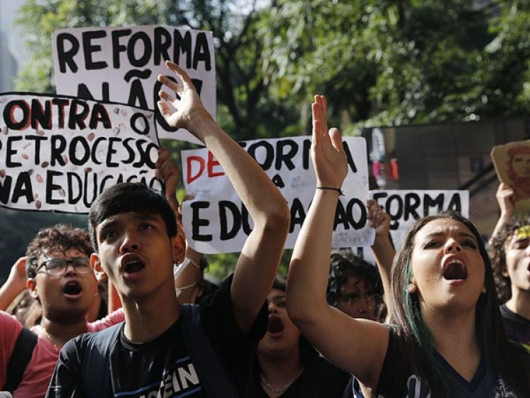 Estudantes pedem a revogação do Novo Ensino Médio em ato na av. Paulista, em 15 de março - Fernando Frazão/Agência Brasil