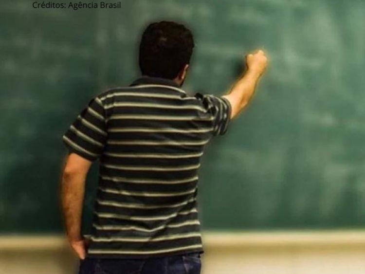 Professor em sala de aula. Imagem: Agência Brasil