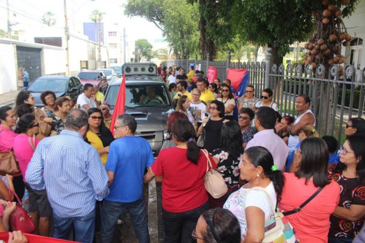Servidores em educação protestando 